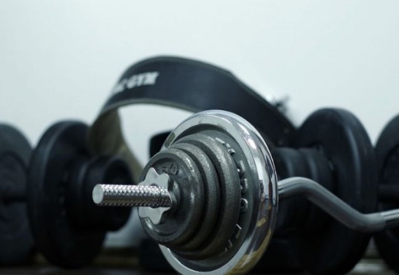 Wie man zu Hause einfach mit Hanteln Krafttraining macht?