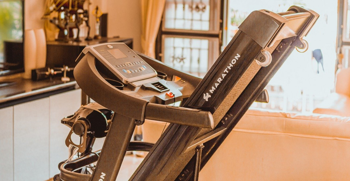Die besten kompletten Fitnessgeräte und -ausrüstungen, die in der Wohnung wenig Platz einnehmen