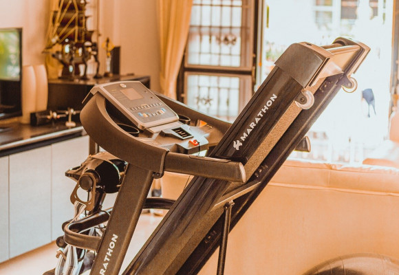 Die besten kompletten Fitnessgeräte und -ausrüstungen, die in der Wohnung wenig Platz einnehmen